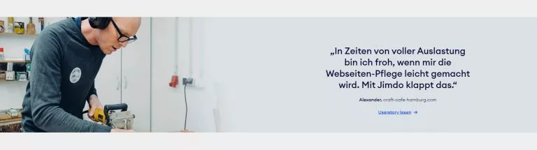 Screenshot eines Zitats über Jimdo von der Jimdo Website. Alexander hat gute Jimdo Erfahrungen gemacht. Er sagt: In Zeiten von voller Auslastung bin ich froh, wenn mir die Webseiten-Pflege leicht gemacht wird. Mit Jimdo klappt das.