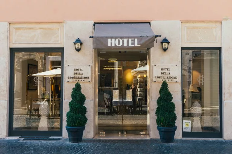 AuÃÂenaufnahme eines Hoteleingangs. Wir zeigen dir inspirierende Beispiele nach denen du deine Hotel Website erstellen kannst!