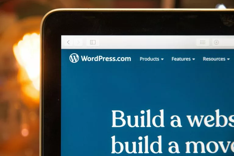Nahaufnahme der oberen linken Hälfte eines Laptops mit der geöffneten WordPress-Seite. Unser Website Baukasten Vergleich hat gezeigt, dass auch WordPress eine erstzunehmende Alternative ist.