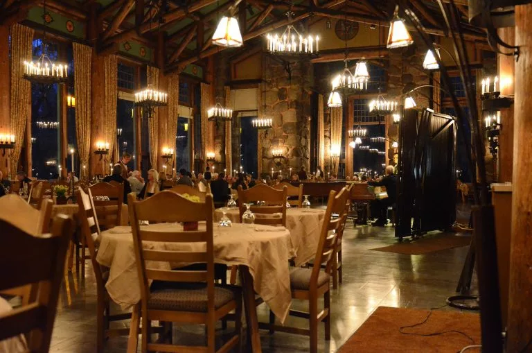 Restaurant dekoriert, Abendessen im Restaurant