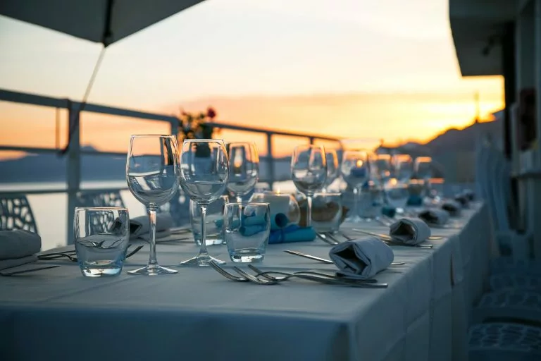 restaurant beim sonnenuntergang, restaurant im Sommer