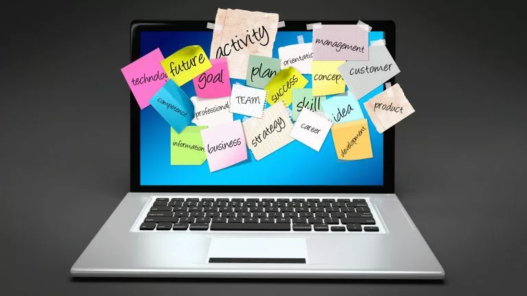 laptop mit firmenziele, bulletin board, website für eine firma, firmenwebsite