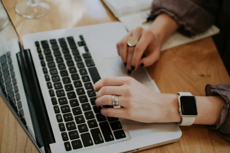 laptop bei der arbeit, website erstellen. onlineshop erstellen kostenlos
