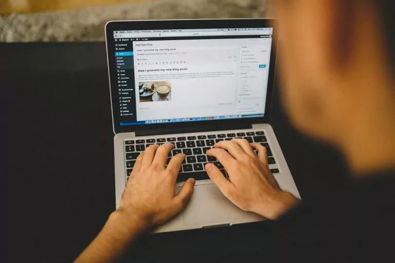 Auf einem Laptop wird eine WordPress-Seite angezeigt. In diesem Artikel erklÃÂ¤ren wir, warum IONOS die beste Wahl fÃÂ¼r die Erstellung eines Blogs ist.