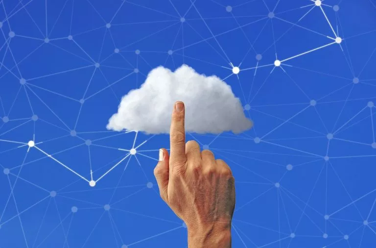 Ein Finger klickt auf eine Wolke. In unserem Artikel erklÃÂ¤ren wir alles ÃÂ¼ber IONOS Cloud Services.