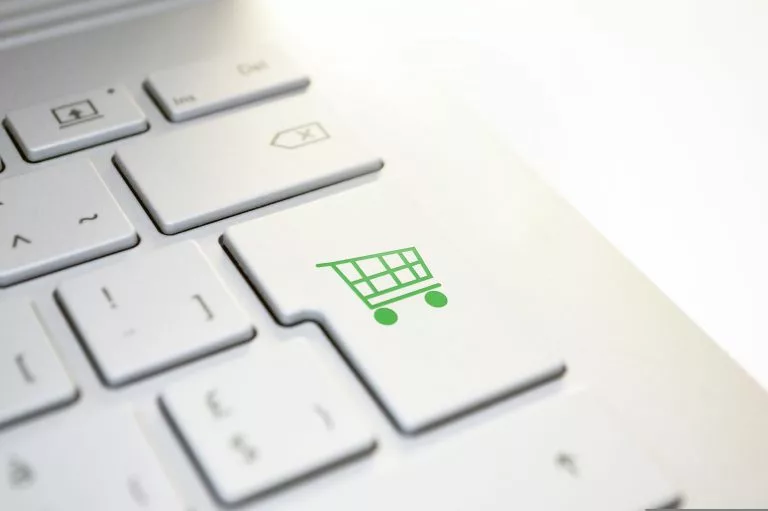Es gibt eine Tastatur und auf einer Taste befindet sich ein Einkaufswagen.