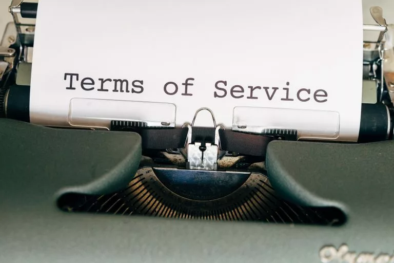Die Worte âTerms of Serviceâ kommen aus einer alten Schreibmaschine.