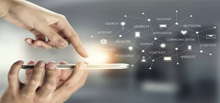 In einem Handy befindet sich ein Foto mit vielen Informationen. In unserem Artikel zeigen wir Dir, wie Du Deine Daten mit IONOS Cloud sicher speichern kannst.
