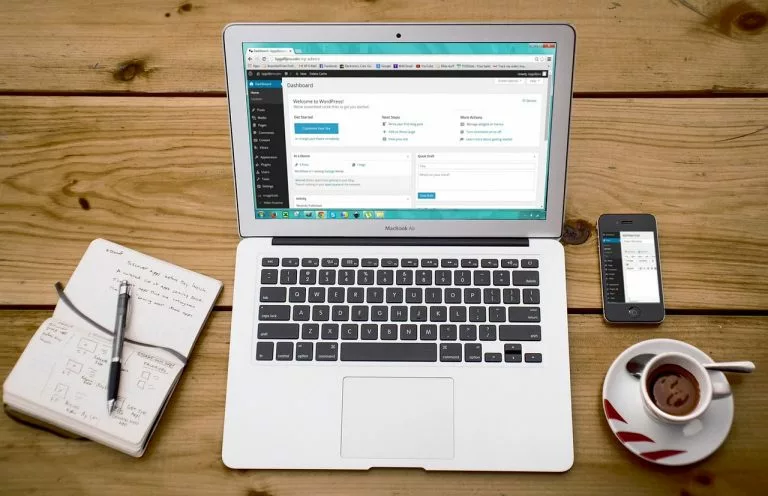 Es gibt einen Laptop mit einer Website. In unserem Artikel zeigen wir dir Schritt für Schritt, wie Du Deine eigene Website erstellst.