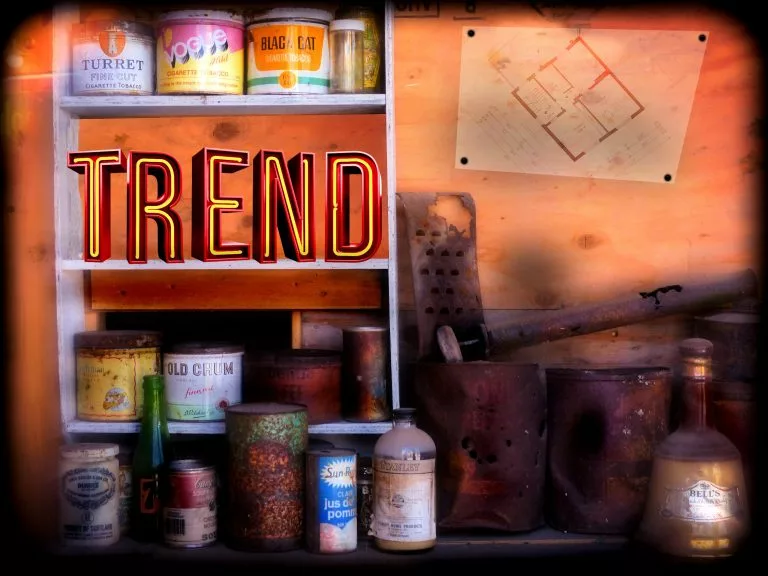 Das Wort Trend ist buchstabiert, und rundherum befinden sich eine Art von Behältern.