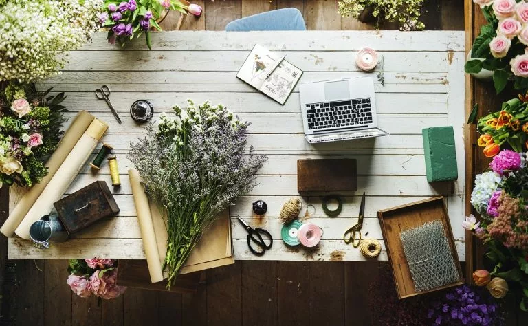 Es gibt Elemente, die auf ein kleines Floristikunternehmen hinweisen. In unserem Artikel erklären wir alles über die Erstellung einer Website für kleine Unternehmen.