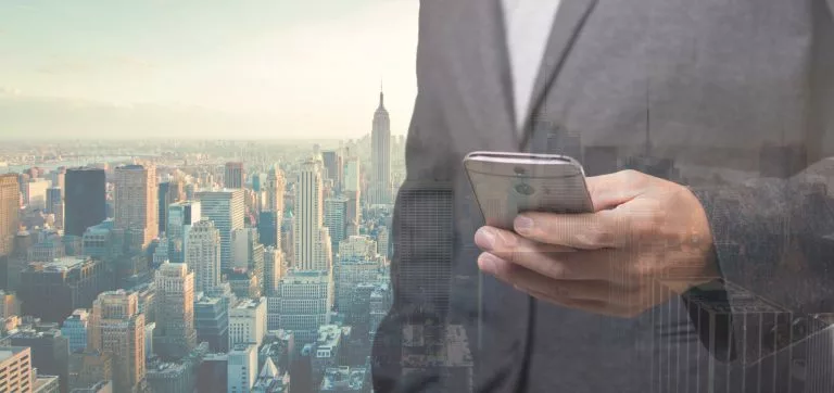 GeschÃÂ¤ftsman mit Handy auf Manhatten