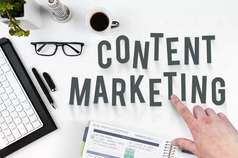 Ein Finger zeigt auf die Worte âContent Marketingâ.