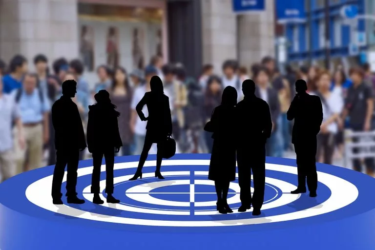 Es werden verschiedene Gruppen von Menschen gezeigt. In diesem Abschnitt erklären wir, welches die häufigsten Zielgruppen im Empfehlungsmarketing sind.
