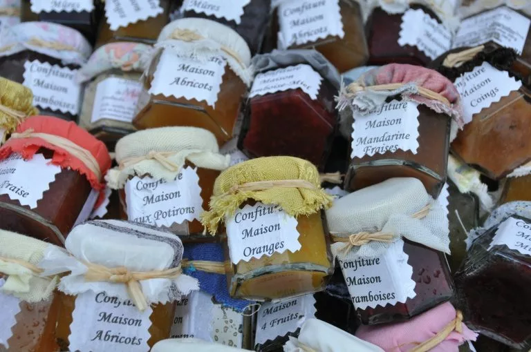 Es gibt eine Menge Gläser mit verschiedenen Produkten darin.