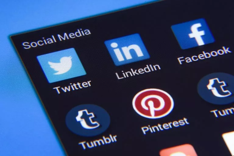 Die Schaltflächen für soziale Medien werden auf einem Bildschirm angezeigt, z.B: Twitter, Tumblr, Pinterest, LinkedIn
