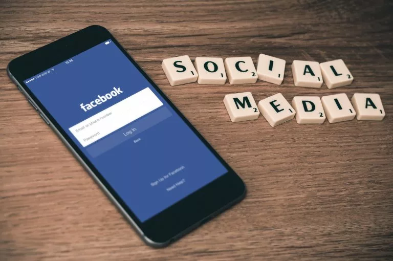 social media Buchstaben, Handy mit Facebook