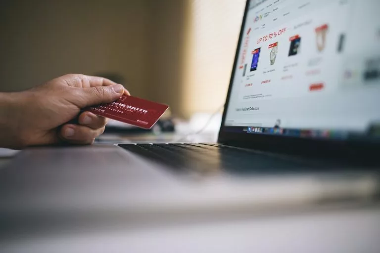Eine Person bezahlt online für etwas.