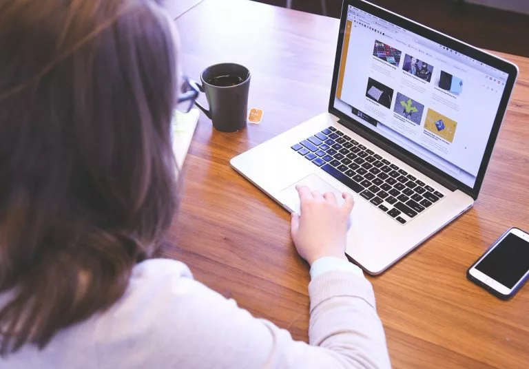 Arbeit, Laptop, Logo erstellen.In diesem Artikel geben wir Dir alles zum Thema âFree Logo Makerâ.