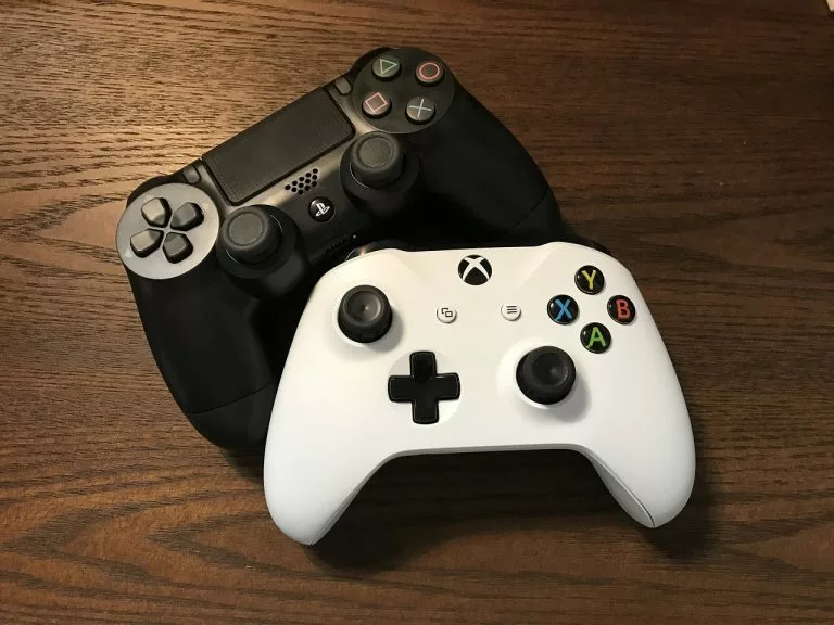 Zwei Videospiel-Controller. In diesem Artikel geben wir Dir Tipps für die Erstellung Deiner eigenen Gaming Website.