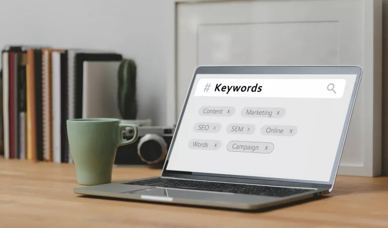 Die Hauptkomponenten von SEO werden auf einem Bildschirm dargestellt