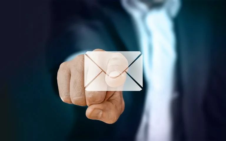 eine Person drÃÂ¼ckt eine Taste mit einem E-Mail-Symbol