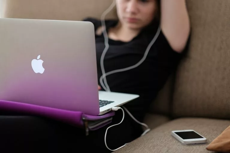 Eine Frau arbeitet an einem Mac-Computer