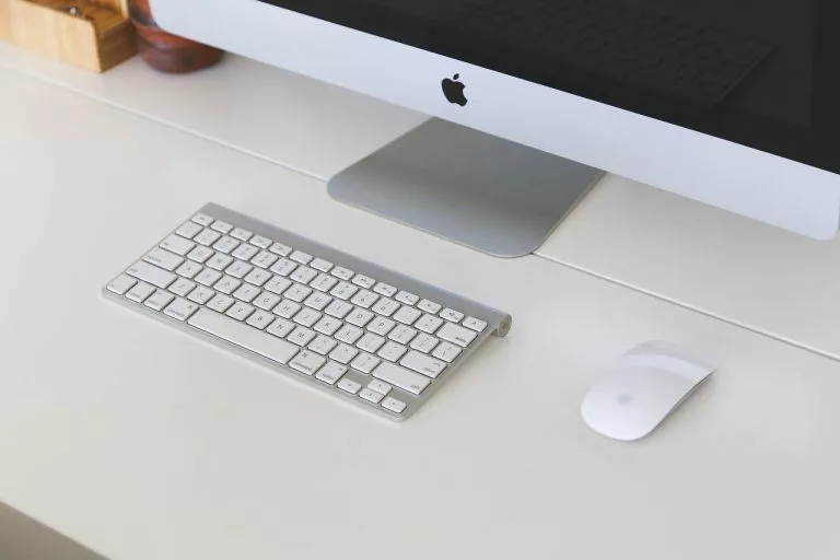 Ein Mac-Computer steht auf einem Schreibtisch
