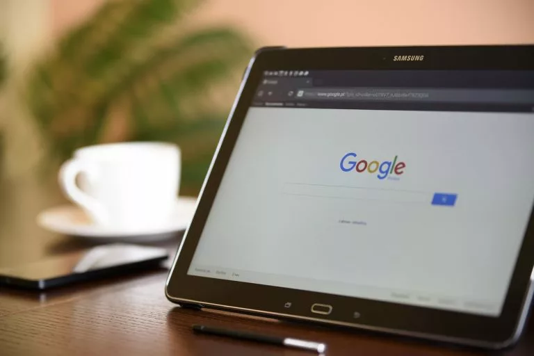 Eine Google-Website ist auf einem Tablet geöffnet