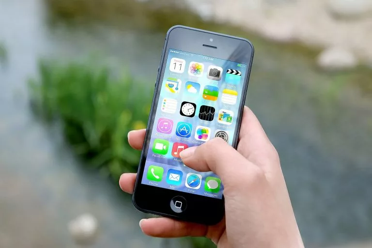 Eine Hand hält ein Handy. In diesem Artikel erklären wir, was Mobile-First-Design ist.
