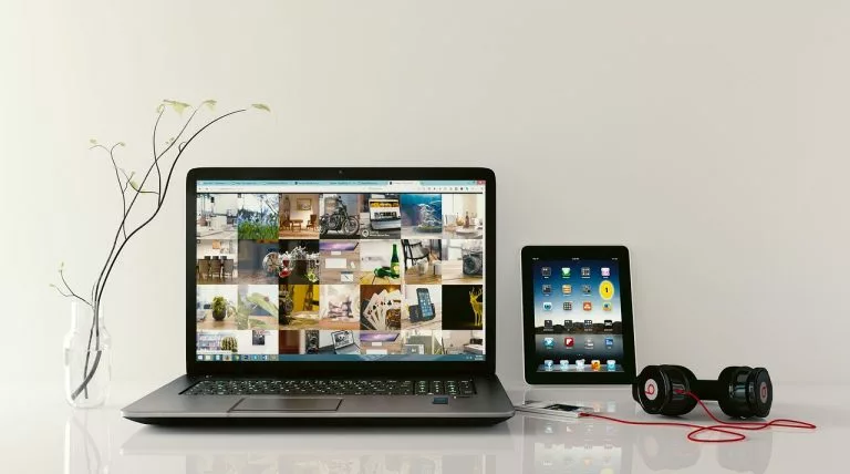 Viele Bilder auf einem Laptop-Bildschirm.