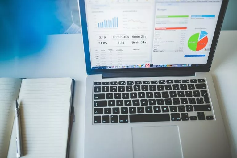 Der Analysebericht ist auf einem Laptop-Bildschirm geöffnet. In diesem Artikel erklären wir alles zum Thema Website Analyse