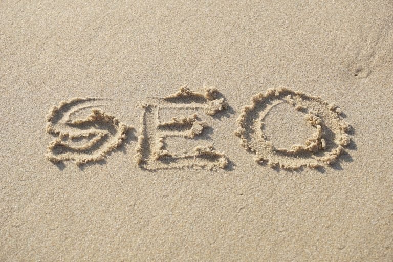 SEO wird an einem Strand buchstabiert