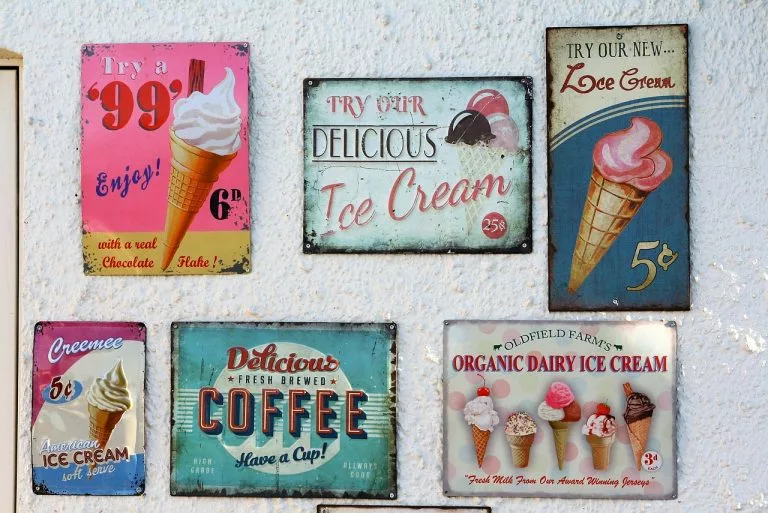 Ein paar vintage Logos an der Wand